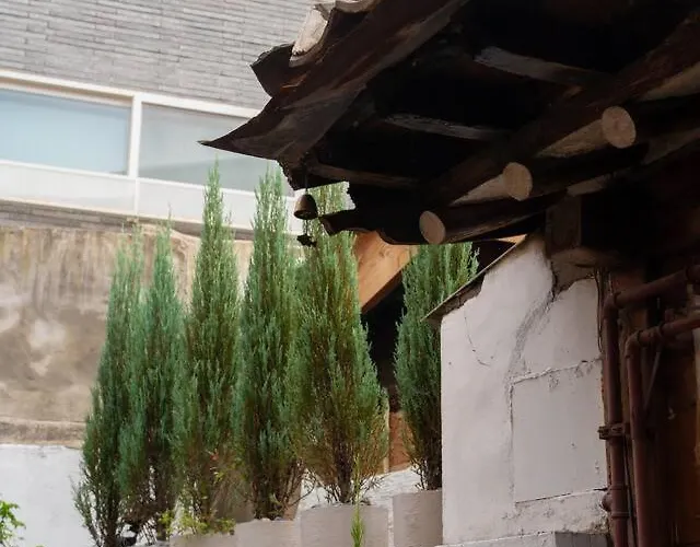 Hausda Suchon Private Yard Hanok 2minstation 2br 5guests 3beds Sofabed 8table *