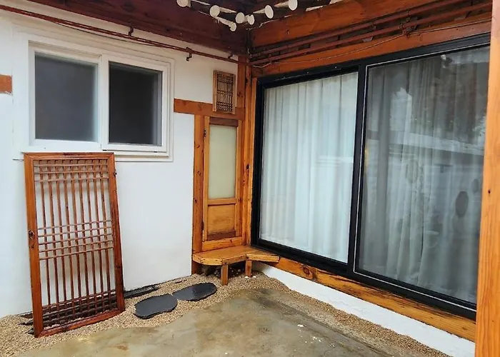 Holiday home Hausda Suchon Private Yard Hanok 2minstation 2br 5guests 3beds Sofabed 8table Seoul