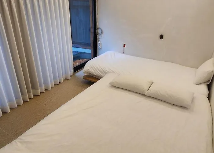 Hausda Suchon Private Yard Hanok 2minstation 2br 5guests 3beds Sofabed 8table Seoul