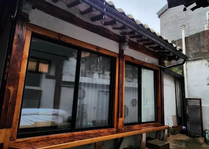 Hausda Suchon Private Yard Hanok 2minstation 2br 5guests 3beds Sofabed 8table Holiday home