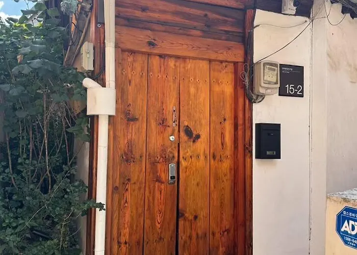 Hausda Suchon Private Yard Hanok 2minstation 2br 5guests 3beds Sofabed 8table