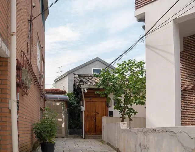 Hausda Suchon Private Yard Hanok 2minstation 2br 5guests 3beds Sofabed 8table Tatil Evi *