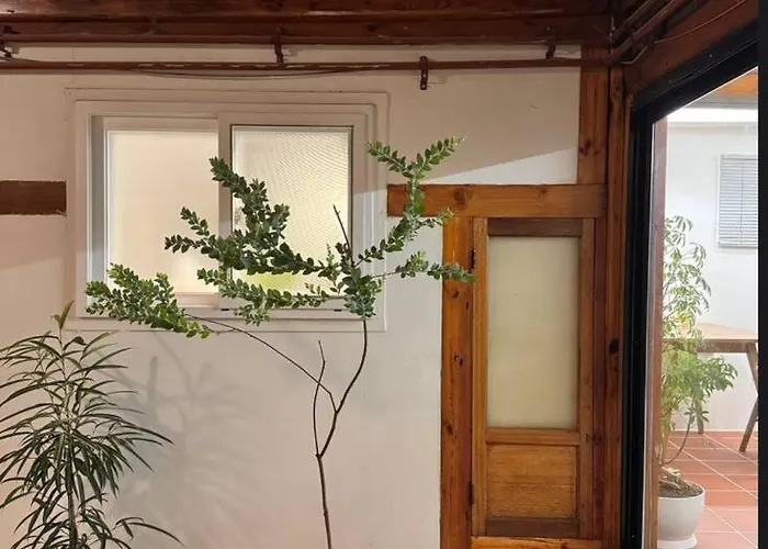 Hausda Suchon Private Yard Hanok 2minstation 2br 5guests 3beds Sofabed 8table