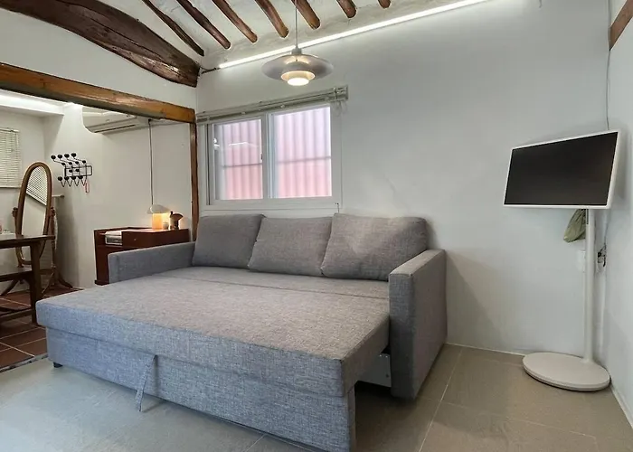 Hausda Suchon Private Yard Hanok 2minstation 2br 5guests 3beds Sofabed 8table *