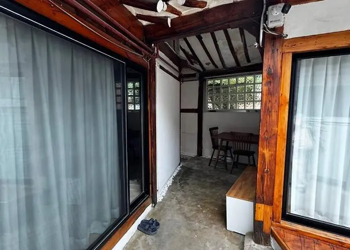 Hausda Suchon Private Yard Hanok 2minstation 2br 5guests 3beds Sofabed 8table Tatil Evi *