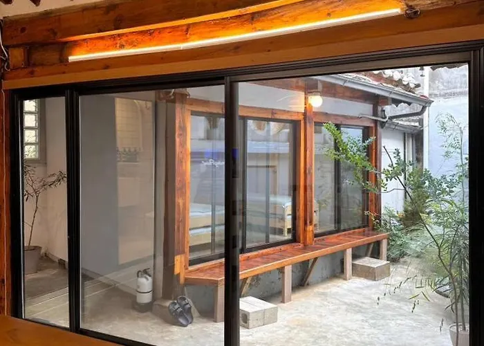 Hausda Suchon Private Yard Hanok 2minstation 2br 5guests 3beds Sofabed 8table *