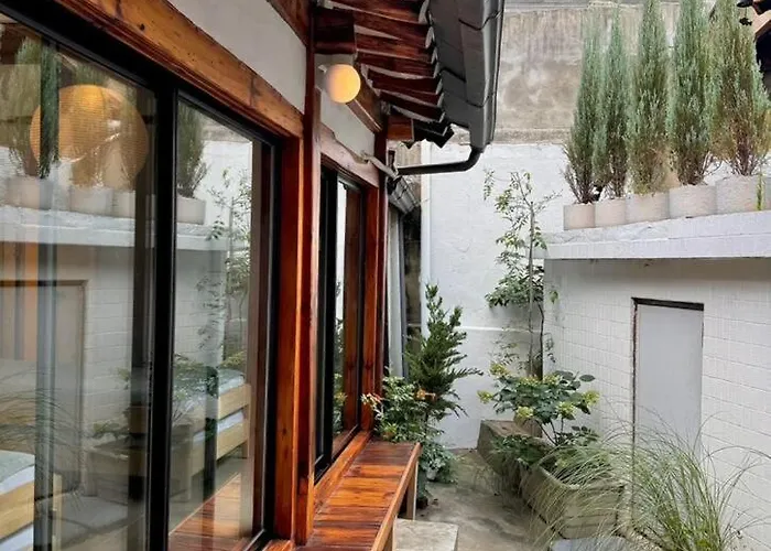 Hausda Suchon Private Yard Hanok 2minstation 2br 5guests 3beds Sofabed 8table