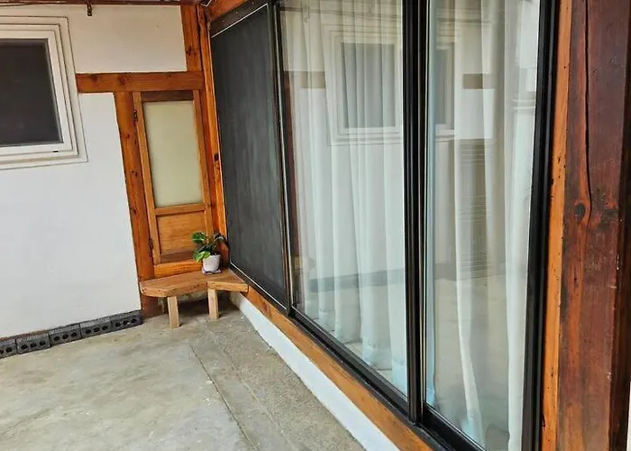 Hausda Suchon Private Yard Hanok 2minstation 2br 5guests 3beds Sofabed 8table *