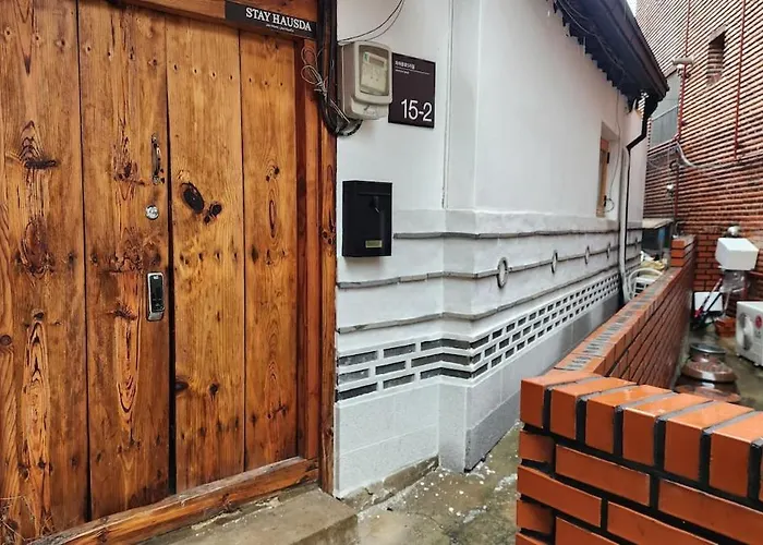Hausda Suchon Private Yard Hanok 2minstation 2br 5guests 3beds Sofabed 8table *