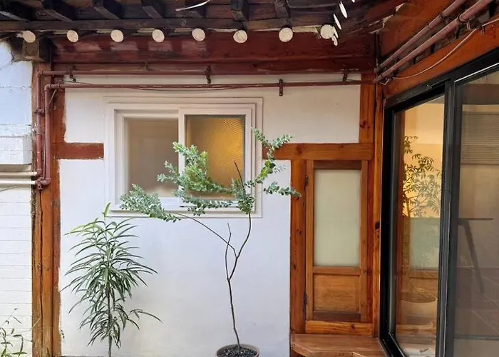 Hausda Suchon Private Yard Hanok 2minstation 2br 5guests 3beds Sofabed 8table Holiday home Seoul