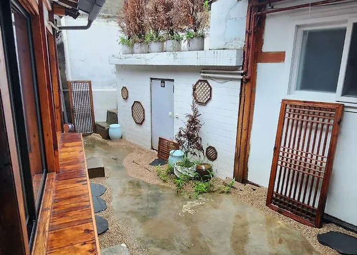 Hausda Suchon Private Yard Hanok 2minstation 2br 5guests 3beds Sofabed 8table Seul
