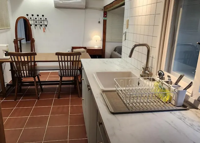 Hausda Suchon Private Yard Hanok 2minstation 2br 5guests 3beds Sofabed 8table Holiday home Seoul